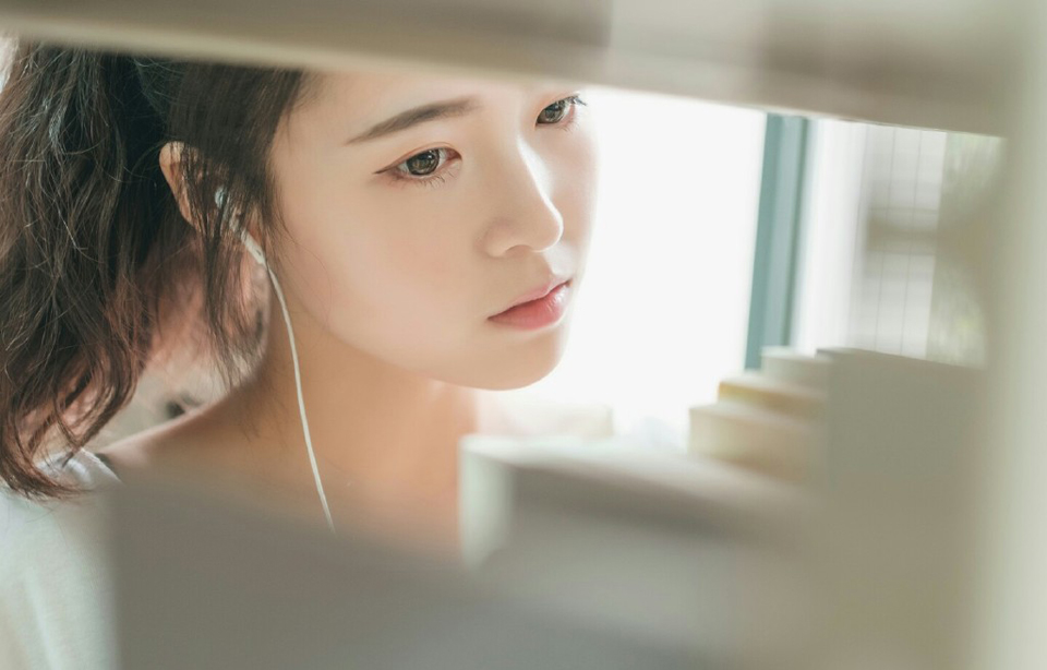 当看清楚周瑜的容貌时，吕蒙只觉脑袋一懵，噗通一声，跪倒在地上，失神的看着周瑜的尸体，脑海中不断回荡着周瑜临走前，那仿佛交代后事一般的话语，眼睛一酸，泪水夺眶而出，就这么跪着挪动到周瑜身边。
